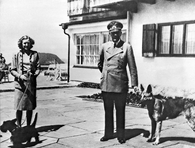 Theo nhiều chuyên gia, rất ít bằng chứng hay tài liệu nào nói cụ thể về tình yêu mà Braun dành cho Hitler.