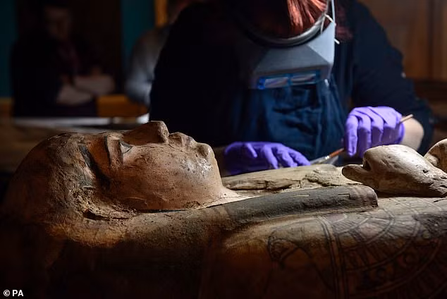 Sau hơn 100 năm phát hiện quan tài chứa chứa xác ướp Ai Cập 3.000 tuổi, các chuyên gia Scotland tiến hành bảo tồn những cổ vật này để chúng không bị hư hại.