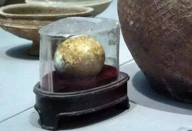 Nhiều ngôi mộ cổ được phát hiện ở Trung Quốc hé lộ nhiều bí mật về cuộc sống của người Trung Quốc thời xưa. Thông qua những báu vật được tìm thấy, các chuyên gia giải mã được nhiều bí ẩn. Trong số những bảo vật được tìm thấy, giới chuyên gia dành nhiều sự quan tâm đến những quả trứng hàng nghìn năm tuổi.