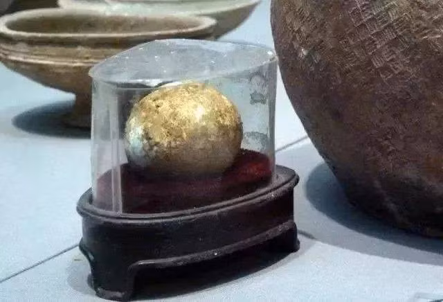 Nhiều ngôi mộ cổ được phát hiện ở Trung Quốc hé lộ nhiều bí mật về cuộc sống của người Trung Quốc thời xưa. Thông qua những báu vật được tìm thấy, các chuyên gia giải mã được nhiều bí ẩn. Trong số những bảo vật được tìm thấy, giới chuyên gia dành nhiều sự quan tâm đến những quả trứng hàng nghìn năm tuổi.