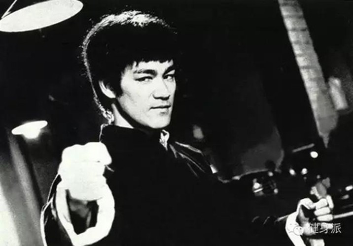 Khoảng một tháng sau, trận đấu giữa Hoàng Trạch Dân và Lý Tiểu Long diễn ra.