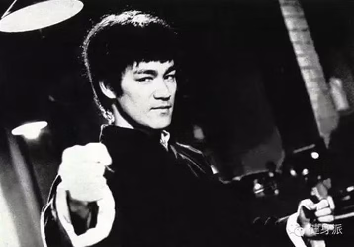 Khoảng một tháng sau, trận đấu giữa Hoàng Trạch Dân và Lý Tiểu Long diễn ra.