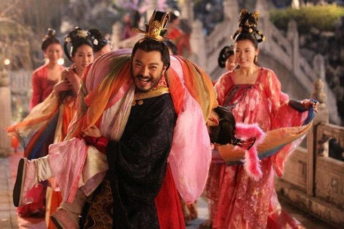 Theo một số sử liệu, hoàng đế Lưu Úc khiến quần thần và hậu cung khiếp sợ bởi thú vui bắt các phi tần cởi bỏ tất cả trang phục trên người múa hát giữa chốn đông người trong các buổi tiệc tùng thác loạn.