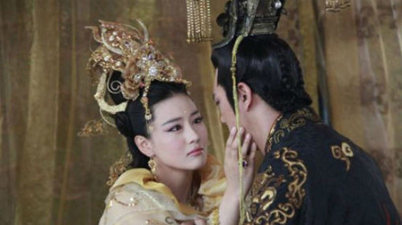 Sau khi lên ngôi hoàng đế, Lưu Úc bộc lộ bản chất là một ông hoàng hung bạo, hoang dâm vô độ và có sở thích quái đản.