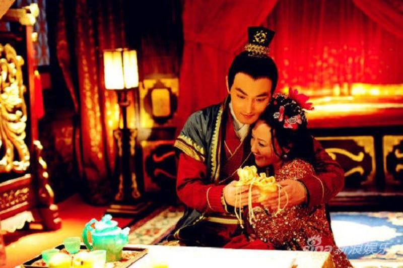 Ông hoàng này bắt ép các phi tần trong hậu cung của mình có quan hệ tình ái với các anh em trong hoàng thất cũng như quan lại trong triều.