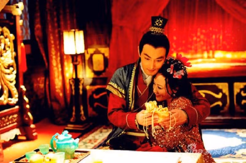 Ông hoàng này bắt ép các phi tần trong hậu cung của mình có quan hệ tình ái với các anh em trong hoàng thất cũng như quan lại trong triều.