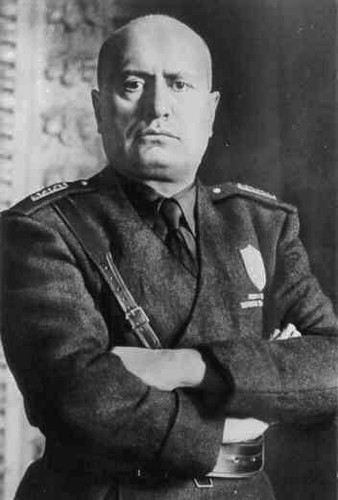 Theo đó, Mussolini mất sự ủng hộ của người dân nên không thể đẩy lùi cuộc tấn công của quân Đồng minh đổ bộ lên đảo Sicily.