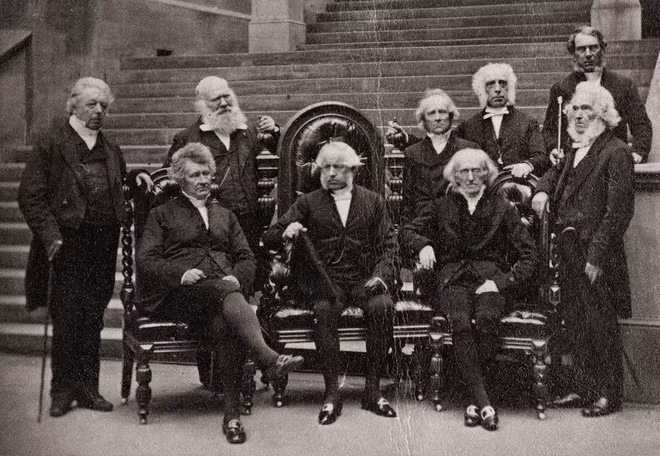 Nhiều người không khỏi thắc mắc vì sao người xưa không nở nụ cười tươi vui khi chụp ảnh. Trước sự việc này, giới chuyên gia đã đưa ra một số lý do để giải thích cho hành động người xưa chụp ảnh với gương mặt nghiêm túc dù cho lúc ấy rất vui vẻ.