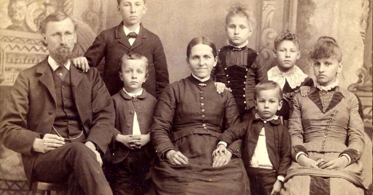 Thêm nữa, việc người xưa không cười khi chụp ảnh được cho là xuất phát từ kỹ thuật của máy ảnh thời đó.