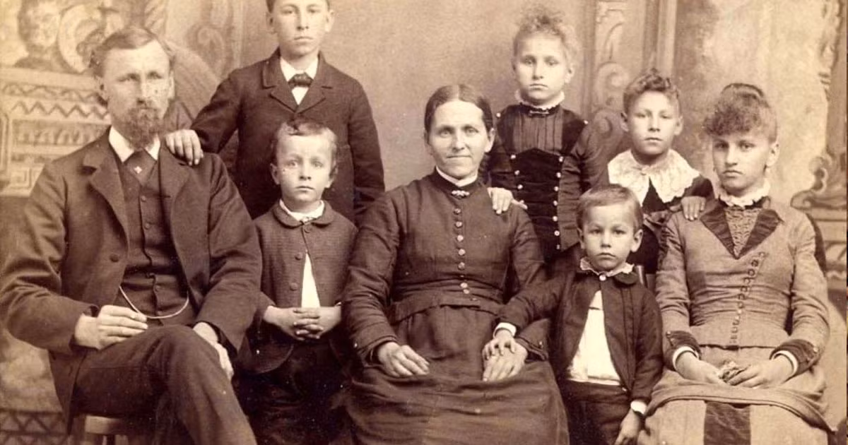 Thêm nữa, việc người xưa không cười khi chụp ảnh được cho là xuất phát từ kỹ thuật của máy ảnh thời đó.