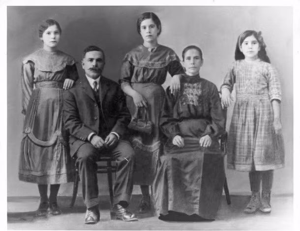 Các chuyên gia cho hay máy ảnh khi ấy có thời gian phơi sáng khá lâu. Các nhiếp ảnh gia thường yêu cầu đối tượng chụp ảnh giữ nguyên nét mặt trong khoảng 60 - 90 giây. Với thời gian trên, nhiều người không hể giữ mãi gương mặt vui vẻ để có bức ảnh tươi sáng.