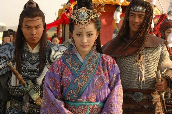 Tương truyền, Vương Chiêu Quân có sắc đẹp được ví là Lạc Nhạn, tức là vẻ đẹp của mỹ nhân này khiến chim nhạn khi thấy phải "thẹn thùng" mà sa xuống.