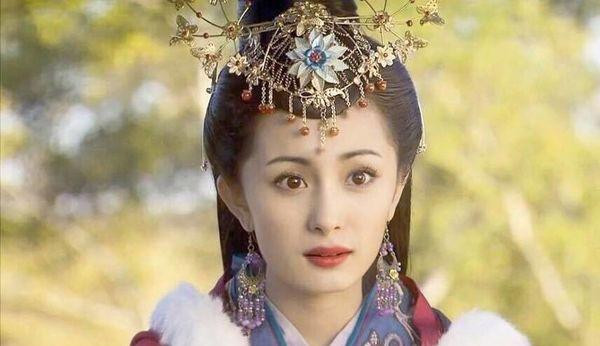 Vương Chiêu Quân tinh thông đàn tỳ bà và tứ nghệ gồm: cầm, kì, thi, họa.