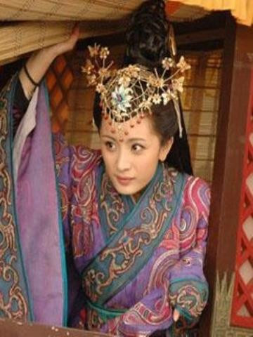 Những dược liệu này được đem nghiền nhỏ rồi sắc với nước. Kế đến Vương Chiêu Quân xoa hỗn hợp trên lên mái tóc khô cứng của mình 3 lần mỗi tuần.