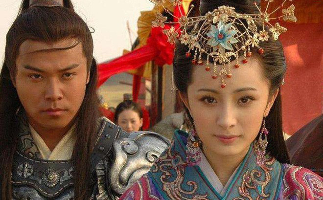 Biết được điểm yếu này, Vương Chiêu Quân cố gắng giấu đi bằng cách thường xuyên mặc những trang phục có thiết kế độn vai bên trong.