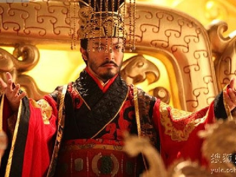 Khi nghe Lý Thế Dân nói chuyện này trong nước mắt, nhiều quần thần cũng không kìm được nước mắt và an ủi, động viên nhà vua vơi bớt nỗi buồn. Mời độc giả xem video: Tái hiện trận chiến lịch sử của hoàng đế Napoleon. Nguồn: VTC14. 