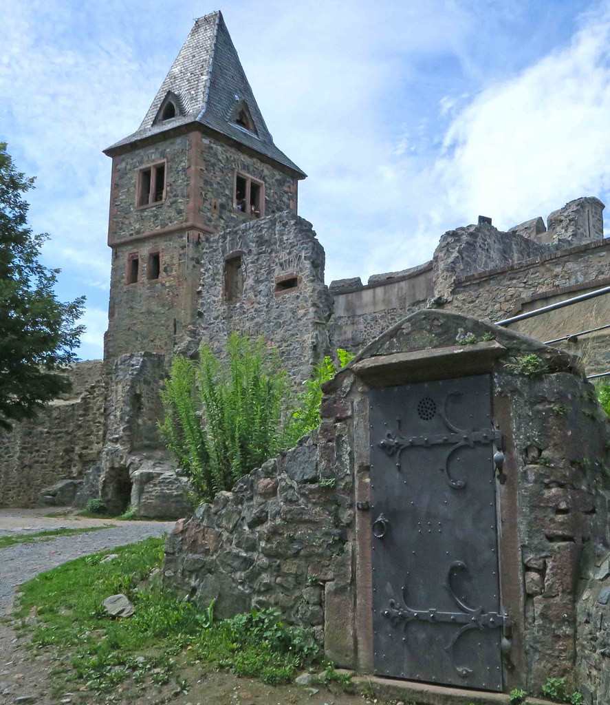 Theo các câu chuyện dân gian, Dippel sở hữu bí quyết trường sinh bất lão. Trong phòng thí nghiệm đặt trong lâu đài Frankenstein, Dippel thành công trong việc bào chế ra loại thần dược giúp trẻ mãi không già.