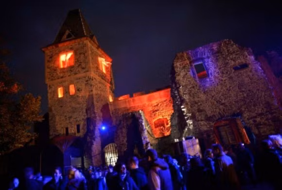 Những câu chuyện về quái vật, người hùng, thuốc trường sinh... phần nào kích thích sự tò mò của du khách đến với lâu đài Frankenstein. Theo đó, không ít người đến lâu đài cổ kính này để ''săn'' quái vật, phù thủy, xác sống...