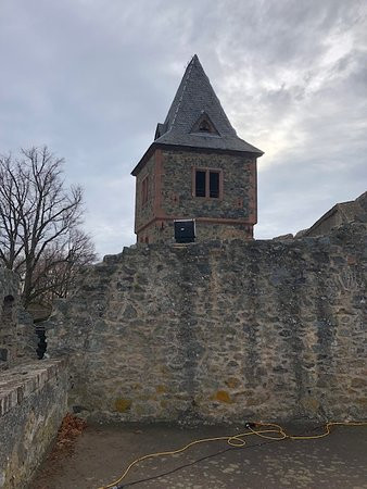 Thêm nữa, lâu đài được đặt tên theo một nhân vật trong truyền thuyết là Georg von Frankenstein. Người này được mô tả là kẻ giết rồng và qua đời khi cứu dân chúng khỏi sự hoành hành của một con quái vật khổng lồ hồi thế kỷ 16.