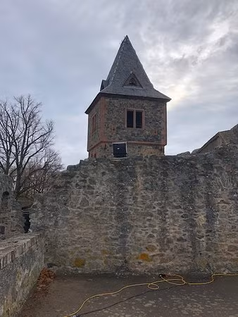 Thêm nữa, lâu đài được đặt tên theo một nhân vật trong truyền thuyết là Georg von Frankenstein. Người này được mô tả là kẻ giết rồng và qua đời khi cứu dân chúng khỏi sự hoành hành của một con quái vật khổng lồ hồi thế kỷ 16.