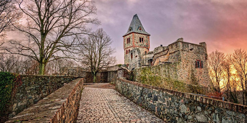 Cuốn tiểu thuyết của Mary Shelley viết về nhân vật Frankenstein với những chi tiết rùng rợn. Tác phẩm này là một trong số những cuốn sách có sức ảnh hưởng lớn nhất thế giới.