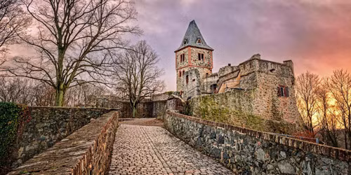 Cuốn tiểu thuyết của Mary Shelley viết về nhân vật Frankenstein với những chi tiết rùng rợn. Tác phẩm này là một trong số những cuốn sách có sức ảnh hưởng lớn nhất thế giới.