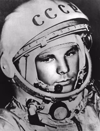 Yuri Gagarin được chọn thực hiện sứ mệnh lịch sử trên không chỉ bởi là phi công xuất sắc mà còn là người có vóc dáng phù hợp với buồng lái nhỏ. Ông có chiều cao 1,57 m.
