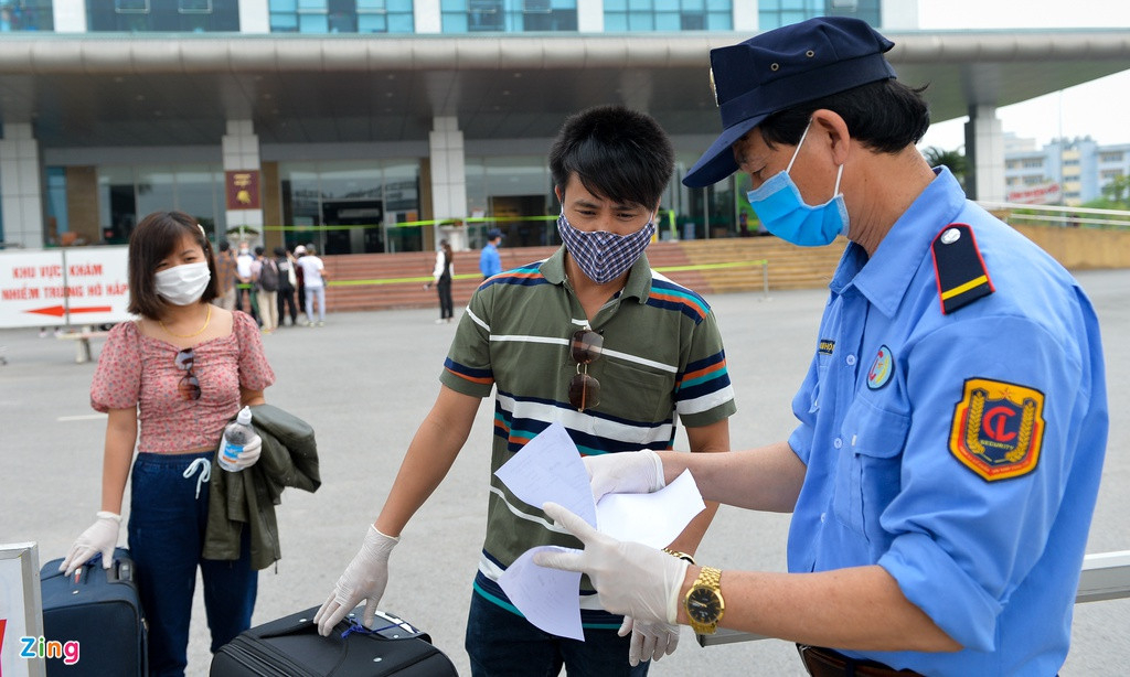 Bệnh nhân 237, người khiến 89 nhân viên y tế ở 4 bệnh viện trở thành F1, cũng được công bố khỏi bệnh, nhưng không xuất hiện trước báo chí. Bác sĩ Nguyễn Trung Cấp cho biết bệnh viện này phối hợp Viện Huyết học và Truyền máu Trung ương vừa điều trị Covid-19, vừa điều trị ung thư máu cho bệnh nhân. "Bệnh nhân là người nước ngoài nên có văn hoá sinh hoạt, nhu cầu dinh dưỡng khác người Việt. Họ có những mong muốn riêng về việc điều trị, từ chối cách thức này, không muốn sử dụng loại thuốc kia... Chúng tôi đã cố gắng sắp xếp trong khả năng và tuân theo phác đồ của Bộ Y Tế để điều trị", bác sĩ Cấp cho biết.
