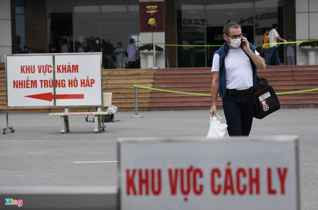 "Tôi rất tin tưởng y tế Việt Nam. Bác sĩ của tôi ở Pháp kết nối với bác sĩ ở đây và cho tôi biết hệ thống, cũng như phác đồ điều trị của Việt Nam, rất hiệu quả. Đây là kỷ niệm rất đặc biệt, tôi sẽ không thể quên", cựu đại sứ chia sẻ.