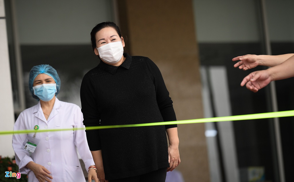 Bệnh nhân 86, nhân viên y tế đầu tiên ở Việt Nam mắc Covid-19, không giấu được niềm vui khi khỏi bệnh. Chị cho biết: "Tôi mong muốn sớm trở về vì rất nhớ gia đình và đồng nghiệp ở Bệnh viện Bạch Mai. Mỗi ngày, tôi đều theo dõi tin tức và có phần lo lắng cho họ. Rất may, đến thời điểm này, chưa có ai bị dương tính nữa, tôi thấy nhẹ nhõm thực sự".