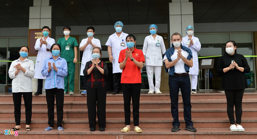 Chiều 10/4, 9 bệnh nhân được công bố khỏi bệnh tại Bệnh viện Bệnh nhiệt đới Trung ương cơ sở 2 (Đông Anh, Hà Nội). Đây đều là bệnh nhân đã có kết quả âm tính ít nhất 2 lần và tình hình sức khoẻ ổn định.