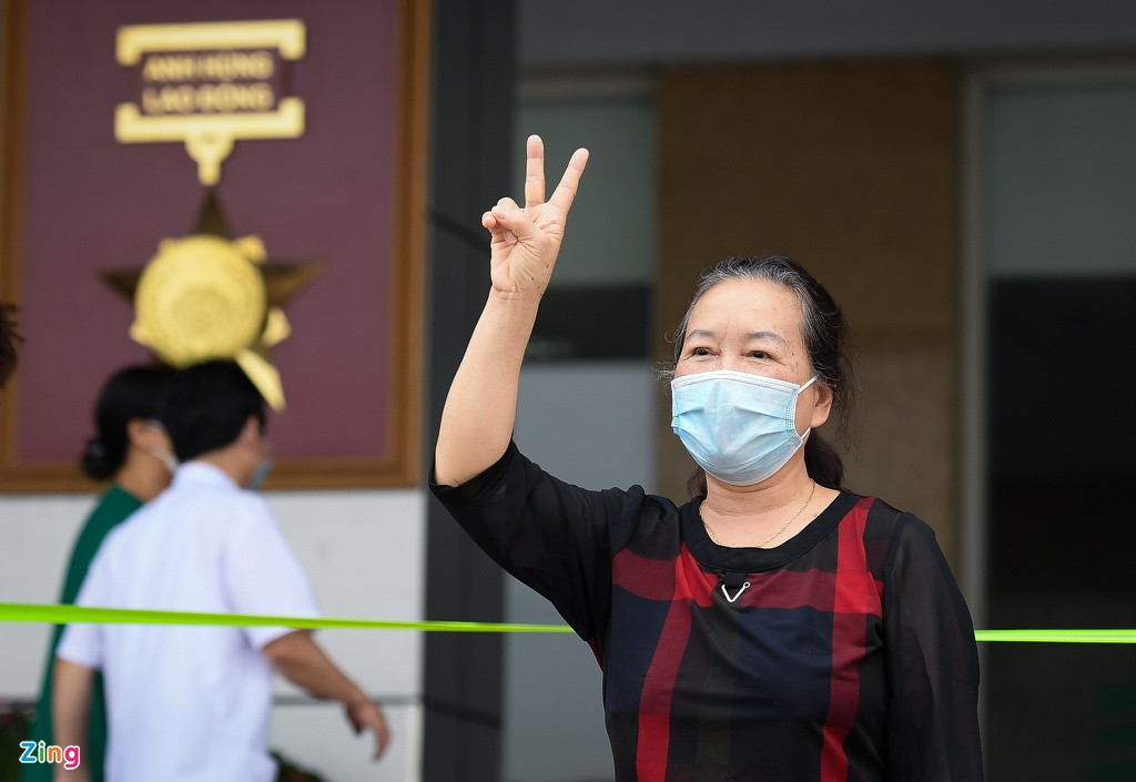 Bệnh nhân 94 vẫy tay chào và gửi lời cảm ơn chân thành đến tập thể y, bác sĩ đã chăm sóc chu đáp, nhiệt tình. Trước đó, bà sang Cộng hoà Séc thăm con từ ngày 29/2 đến ngày 17/3.