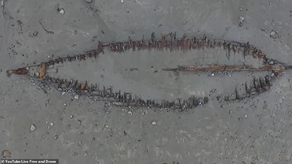 Các chuyên gia cũng tiến hành nghiên cứu loại gỗ dùng để chế tạo con tàu. Kết quả nghiên cứu cho thấy số gỗ được dùng để đóng tàu được con người đốn hạ vào khoảng năm 1753.