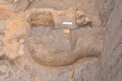 Kết quả các cuộc khai quật tại di tích Thành Dền trong thời gian qua là các chuyên gia tìm thấy nhiều đồ đá, đồ đồng cùng với những dụng cụ đúc đồng. Đặc biệt, giới khảo cổ phát hiện một ngôi mộ táng nằm trong tầng văn hóa được xác định là chủ nhân cư dân văn hóa Đồng Đậu.