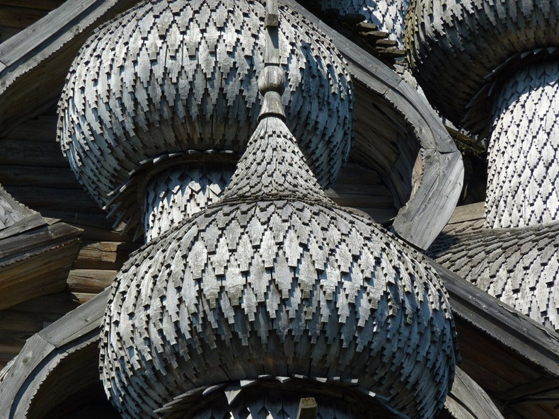 Nhà thờ Kizhi Pogost nổi bật với 22 mái vòm cũng được làm từ gỗ. Mỗi mái vòm có kích thước khác nhau.