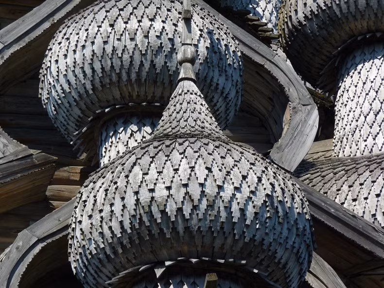 Nhà thờ Kizhi Pogost nổi bật với 22 mái vòm cũng được làm từ gỗ. Mỗi mái vòm có kích thước khác nhau.