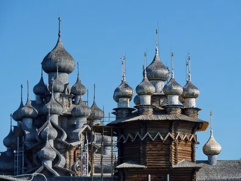 Kizhi Pogost nắm giữ kỷ lục thế giới là công trình được xây dựng hoàn toàn bằng gỗ cao nhất thế giới kể từ hoàn thành việc xây dựng vào năm 1862.