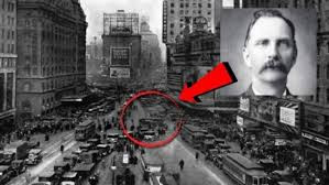 Cảnh sát phát hiện nhiều món đồ lạ trên người Rudolph Fentz như những đồng tiền cũ kỹ không còn lưu hành trên thị trường (khoảng 70 USD), một tấm danh thiếp mang tên Rudolph Fentz có địa chỉ tại đại lộ số 5 (Fifth Avenue).