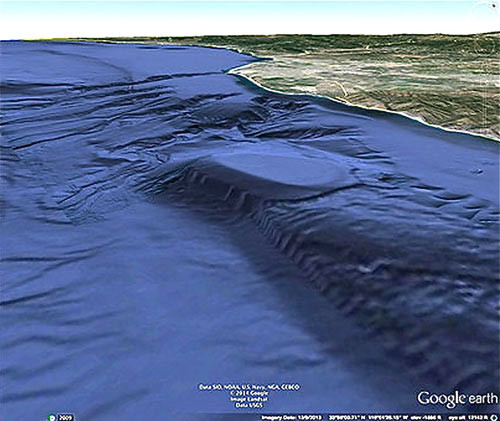 Trong bức ảnh ấy, một khối hình thù lạ giống một mái vòm phẳng khổng lồ hình bầu dục, bên dưới dường như cột chống lối vào một khu vực tối và sâu hơn.