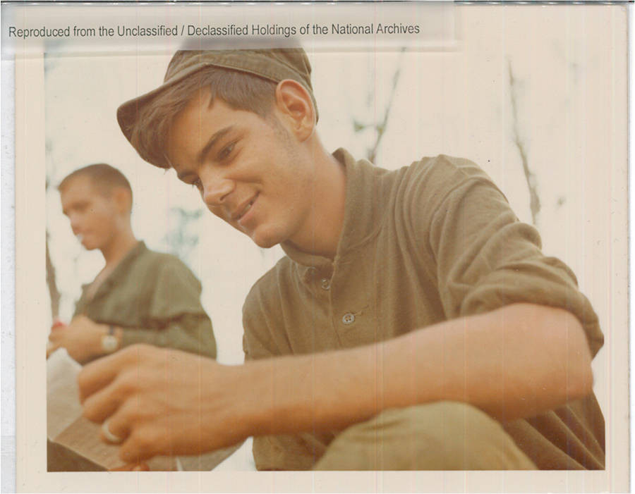 Một lính Mỹ vui vẻ khi đọc thư của người thân. Ảnh chụp tại Chu Lai tháng 11/1967.