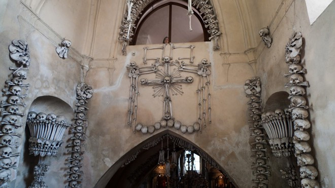 Theo các nhà nghiên cứu, hàng ngàn bộ hài cốt trên chủ yếu thuộc về những người tử vong trong các cuộc chiến tranh xảy ra vào thế kỷ 15 và bệnh dịch hạch năm 1318.