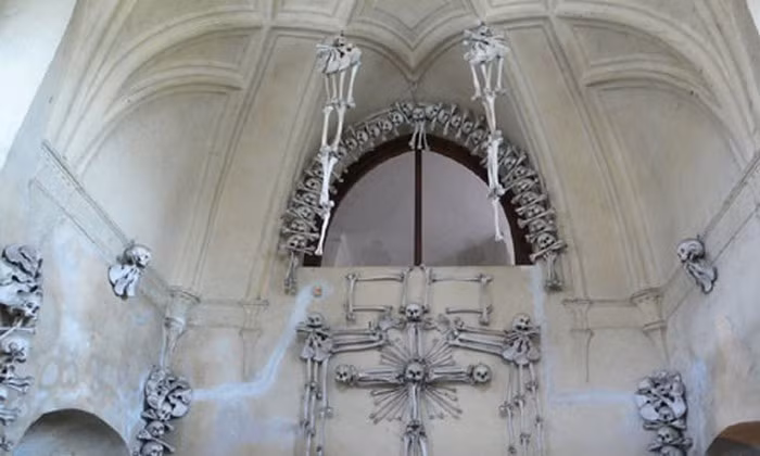 Việc trang trí nhà thờ Sedlec Ossuary bằng xương người được cho là bắt đầu từ năm 1870.