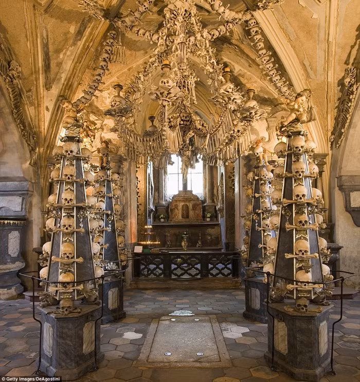 Dù vậy, mỗi năm, hàng trăm nghìn du khách ghé thăm nhà thờ Sedlec Ossuary để chiêm ngưỡng những kiệt tác xương người độc đáo.