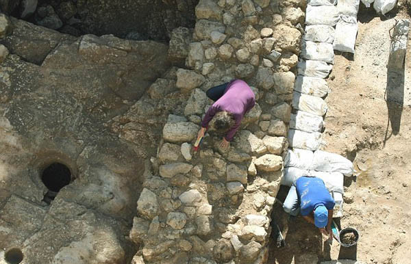 Trong khi ấy, người dân ở Sepphoris tuyệt đối không thực hiện việc làm trên. Mời độc giả xem video: Thêm hé lộ mới về hầm mộ của Chúa Jesus. Nguồn: VTC14.