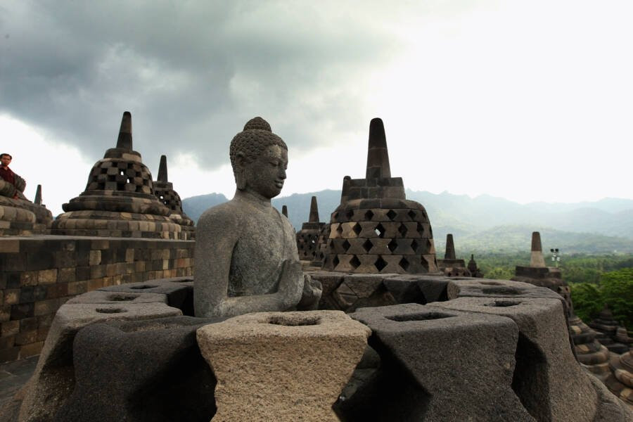 Ba tầng còn lại của ngôi đền Borobudur có hình tròn với đường kính lần lượt là 51, 38 và 26 m. Những tầng này tượng trưng cho vũ trụ bao la hùng vĩ.