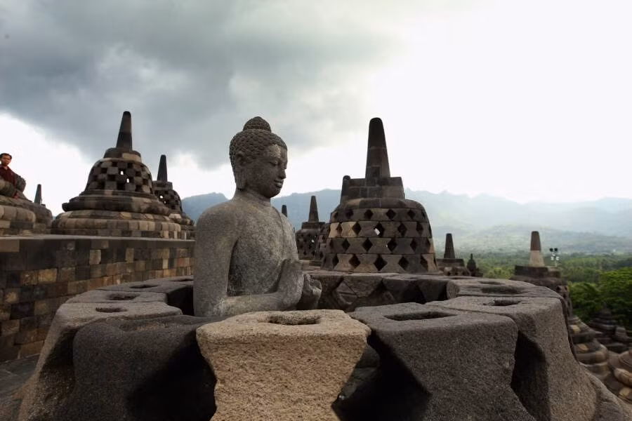 Ba tầng còn lại của ngôi đền Borobudur có hình tròn với đường kính lần lượt là 51, 38 và 26 m. Những tầng này tượng trưng cho vũ trụ bao la hùng vĩ.