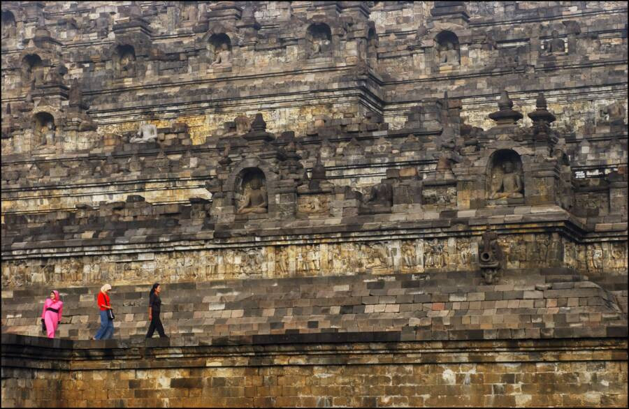 Hàng năm, hàng ngàn du khách trong và ngoài nước ghé thăm ngôi đền Borobudur để chiêm ngưỡng kỳ quan kiến trúc cổ xưa này và tìm hiểu những giá trị lịch sử, văn hóa của nơi đây.