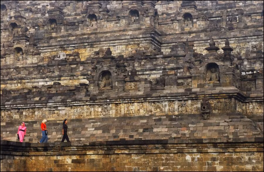Hàng năm, hàng ngàn du khách trong và ngoài nước ghé thăm ngôi đền Borobudur để chiêm ngưỡng kỳ quan kiến trúc cổ xưa này và tìm hiểu những giá trị lịch sử, văn hóa của nơi đây.