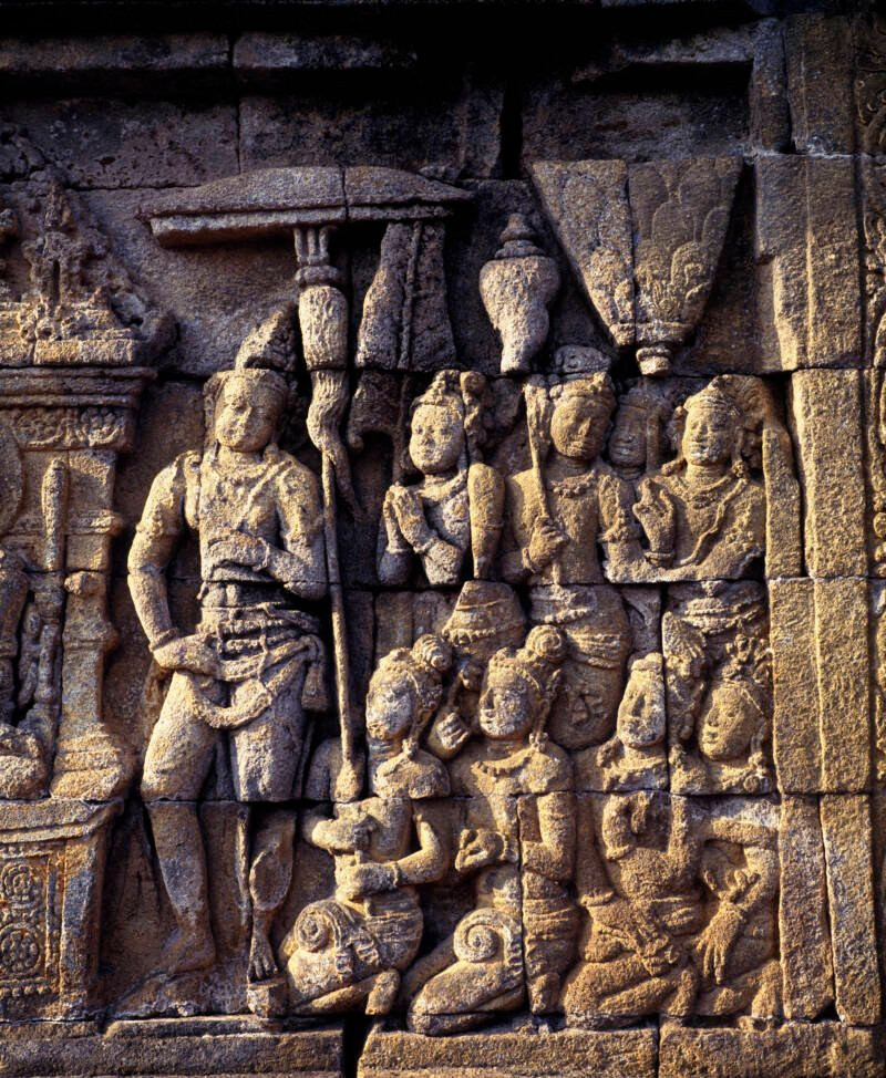 Ở ba tầng này có rất nhiều tháp nhỏ. Sau khi hoàn thành quá trình xây dựng, ngôi đền Borobodur có tổng cộng 602 pho tượng Phật.