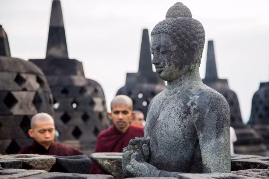 Khi đến thăm ngôi đền, du khách sẽ bị bất ngờ trước không gian được tạo nên từ 300.000 viên đá và tọa lạc trên diện tích rộng gần 2.500 m2.